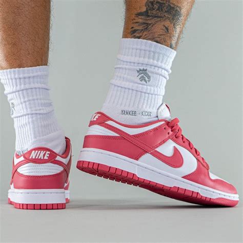 pink nike dunks men